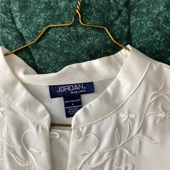 White embroidered vest - Picture 2 of 2